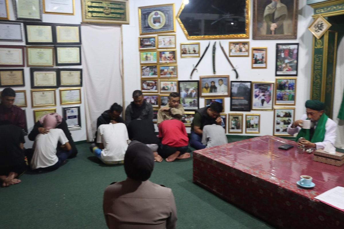 Para remaja yang sebelumnya hendak tawuran kini sedang berpamitan dengan orangtua untuk melaksanakan pesantren di ponpes Dzikir al-Fath Kota Sukabumi.