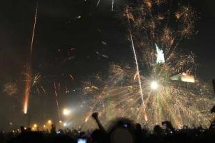 Suasana pesta kembang api di kawasan Bundaran Hotel Indonesia saat Car Free Night dalam rangka gelaran Jakarta Night Festival pada perayaan Tahun Baru 2013, Senin (31/12/2012) malam.  