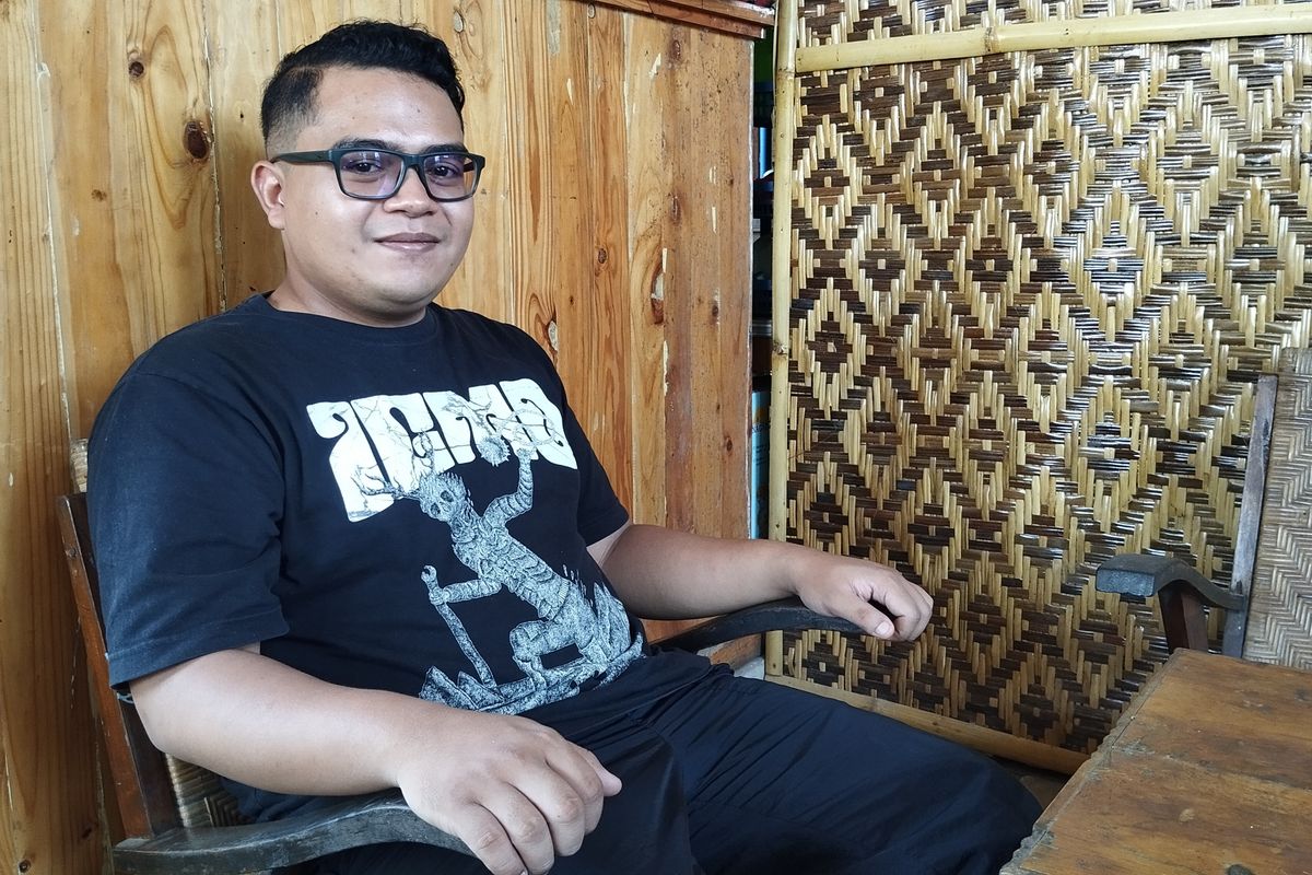 Putra Trianggara Pamungkas Pencipta Lagu Asal Kediri, Jawa Timur,  saat ditemui Kompas.com di sebuah warung kopi di Kediri, Senin (14/10/2024).