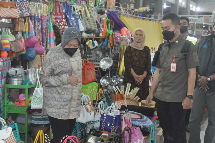 Menteri Sosial Tri Rismaharini, membeli peralatan dapur di Pasar Pon Trenggalek, Minggu (06/11/2022).