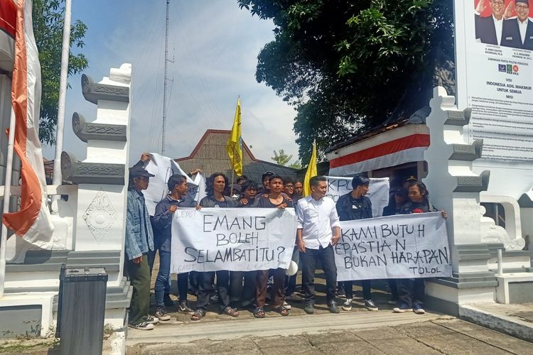 Aliansi Mahasiswa Bersatu Pemalang menggelar aksi unjukrasa di Gedung KPU Kabupaten Pemalang