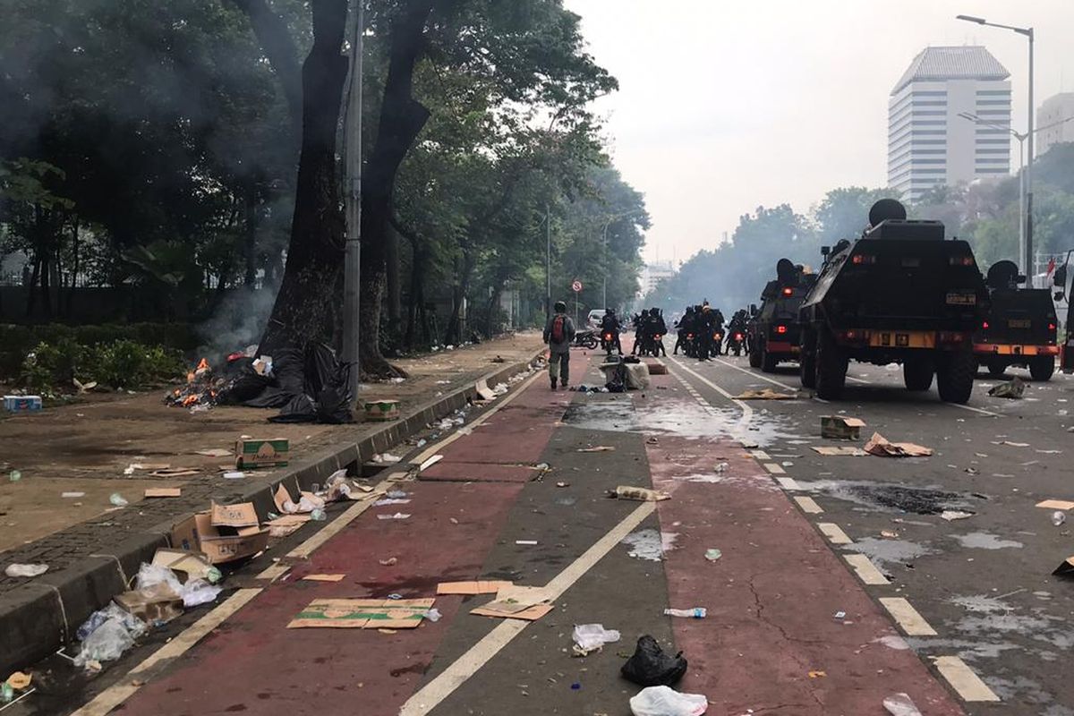 Demo penolakan UU Cipta Kerja di Jalan Medan Merdeka Barat berlangsung rusuh, Rabu (13/10/2020).