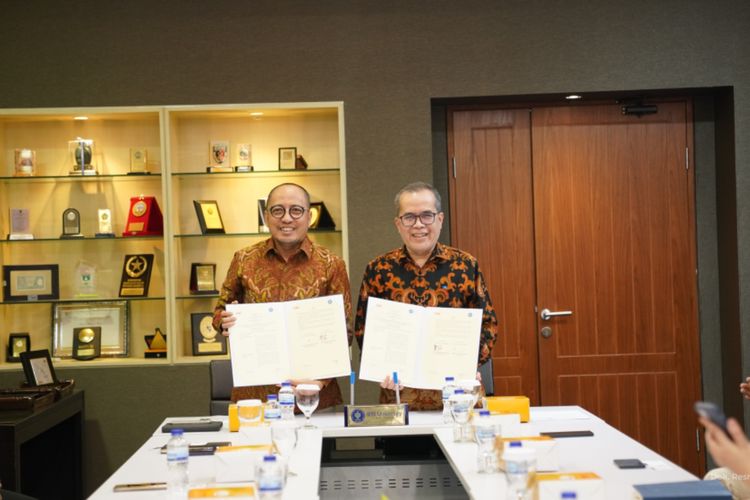  PT Hutama Karya (Persero) (Hutama Karya) menjalin kolaborasi strategis dengan IPB
University yang dituangkan ke dalam Nota Kesepahaman tentang kerjasama pada bidang pendidikan,
penelitian, dan pengabdian kepada masyarakat serta peningkatan kualitas sumber daya manusia.
Penandatanganan Nota Kesepahaman ini dilakukan antara Direktur Operasi I Hutama Karya, Agung
Fajarwanto dengan Wakil Rektor Bidang Konektivitas Global, Kerjasama dan Alumni, IPB
University, Prof. Dr. Ir. Iskandar Zulkarnaen Siregar, M.For.Sc pada Jumat (5/7) di Kampus IPB
University, Bogor.
