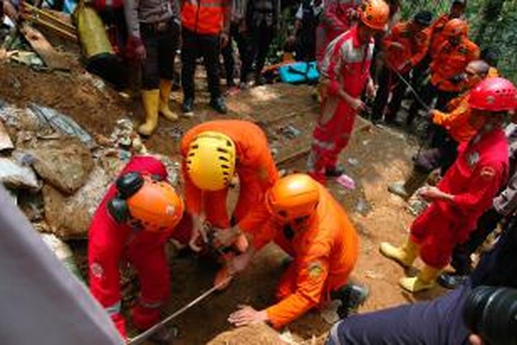 Petugas tim evakuasi melakukan proses pencarian terhadap para penambang emas ilegal yang tertimbun longsor di areal pertambangan emas milik PT Aneka Tambang (Antam) di lubang Kunti, Blok Longsoran, Desa Curug Betung, Nanggung, Kabupaten Bogor , Rabu (28/10/2015).
