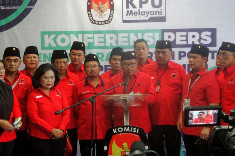 Sekretaris Jenderal PDI-P Hasto Kristiyanto saat memberikan pernyataan pers usai pendaftaran PDI-P sebagai peserta Pemilu 2019 di kantor KPU, Jakarta Pusat, Rabu (11/10/2017).