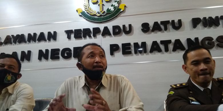 Kepala Kejaksaan Negeri Pematangsiantar, Herrus Batubara, SH MH (Tengah) saat konferensi pers penahanan Kadis Kominfo Pematangsiantar dan sekretarisnya di Kantor Kejaksaan Negeri Pematangsiantar, Rabu (22/7/2020).