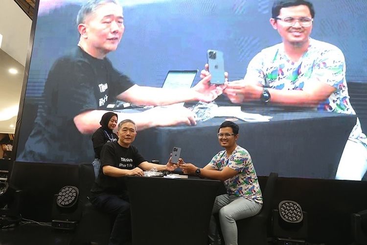 CEO and Co-Founder Blibli Kusumo Martanto melayani Ary Setiady, pelanggan urutan pertama Midnight Launch Blibli di Jakarta 