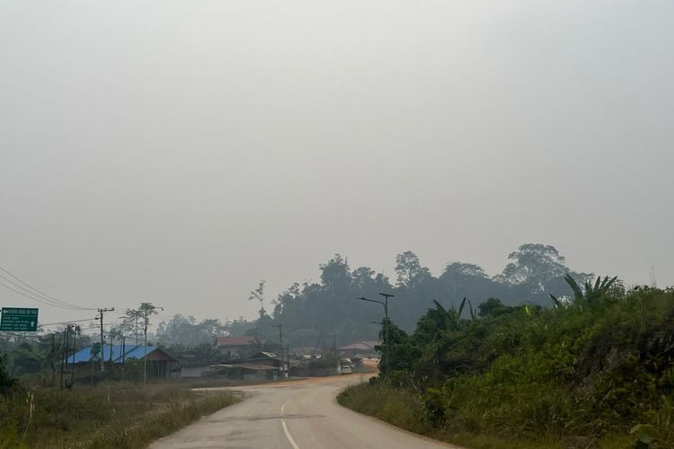 Langit Kaltim Memerah Diselimuti Asap Pekat, Warga Mahulu Mulai Keluhkan Sesak dan Tenggorokan Gatal