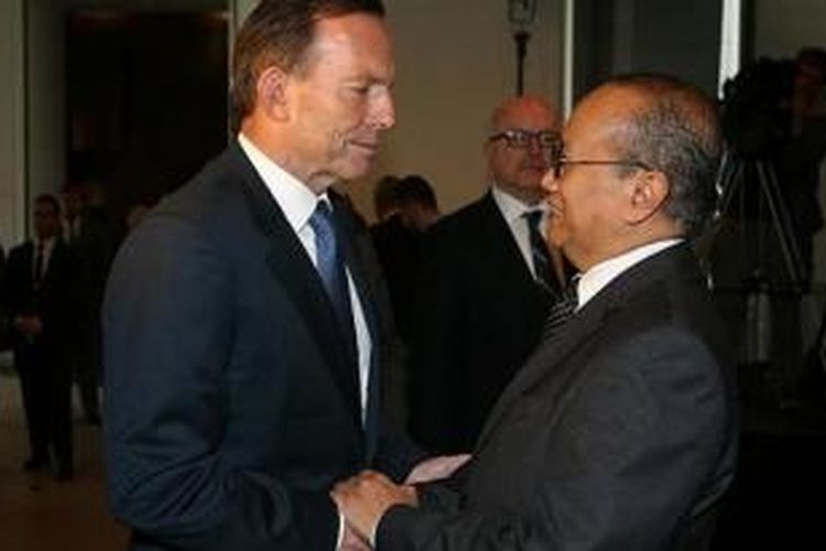 PM Australia Tony Abbott dan Dubes Indonesia di Canberra, Nadjib Riphat Koesoema.