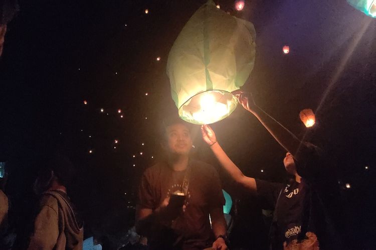 Lampion berserakan di langit di atas Bukit Menoreh pada Kalurahan Pendoworejo, Kapanewon Girimulyo, Kabupaten Kulon Progo, Daerah Istimewa Yogyakarta. Pengunjung rumah makan Kopi Ingkar Janji menerbangkan lampion itu untuk menyambut pergantian tahu 31 Desember 2022 – 1 Januari 2022.