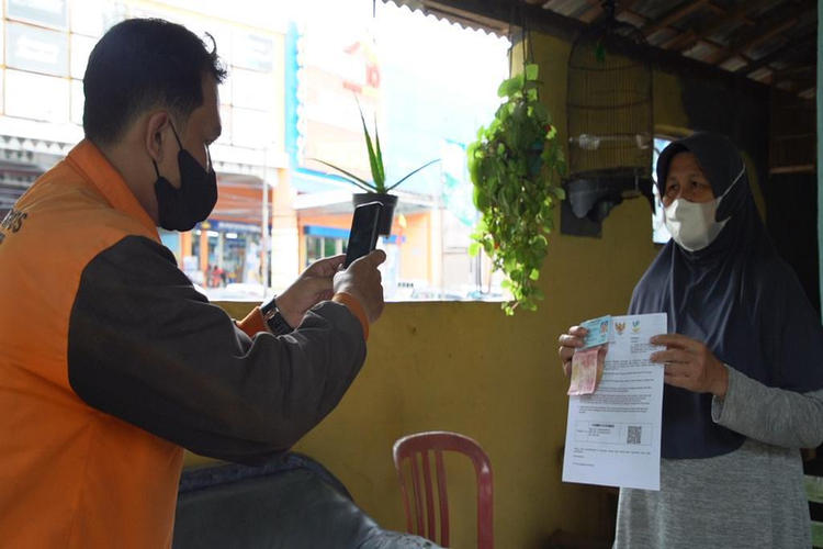 Penyaluran Bansos oleh Pos Indonesia 