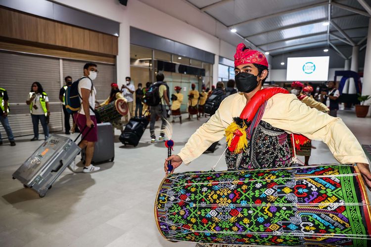 Suasana penyambutan Pembalap MotoGP di Bandara Internasional Lombok (BIL) di Praya, Lombok Tengah, NTB, Rabu (16/3/2022). Seluruh pembalap dari 12 tim MotoGP sudah tiba di Lombok untuk mengikuti balapan MotoGP seri kedua 2022 yang akan berlangsung pada 18-20 Maret 2022 di Pertamina Mandalika International Street Circuit.