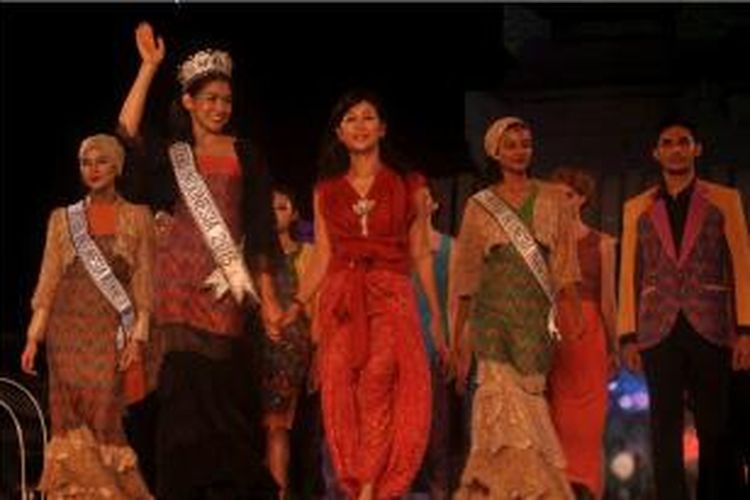 Putri Indonesia Anindya Kusuma Puteri bersama desainer nasional Priscilla Saputro saat tampil di Banyuwangi Batik Festival 2015 di Taman Blambangan, Banyuwangi, Jawa Timur, Sabtu (10/10/2015) malam.