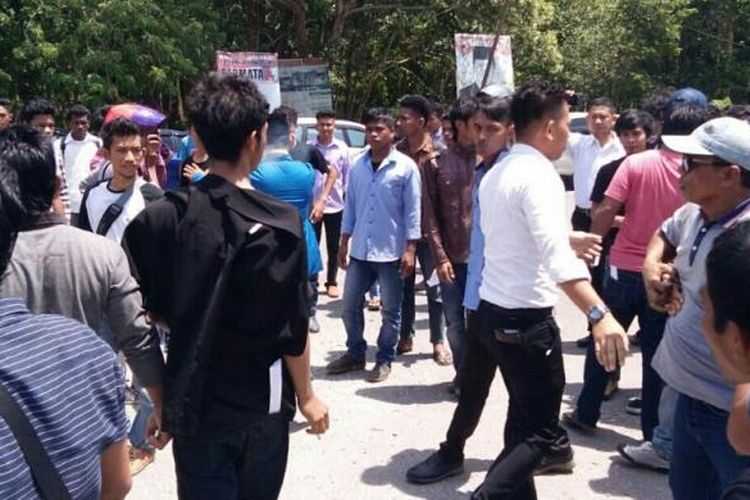 Dua kelompok massa saling pukul saat menggelar aksi unjuk rasa di depan kantor Polda Sultra. (KOMPAS.COM/KIKI ANDI PATI)