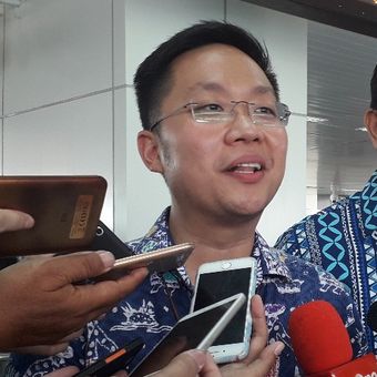 Direktur Utama PT LRT Jakarta Allan Tandiono memberi keterangan pada wartawan di Stasiun LRT Velodrome, Jumat  (21/6/2019).