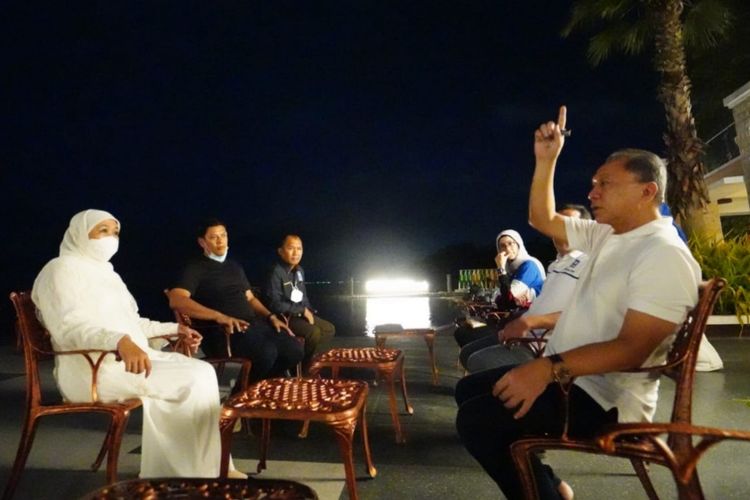 Gubernur Jatim Khofifah Indar Parawansa dan Ketum PAN Zulkifli Hasan nongkrong di pinggir pantai Probolinggo Kamis (17/3/2022) malam.