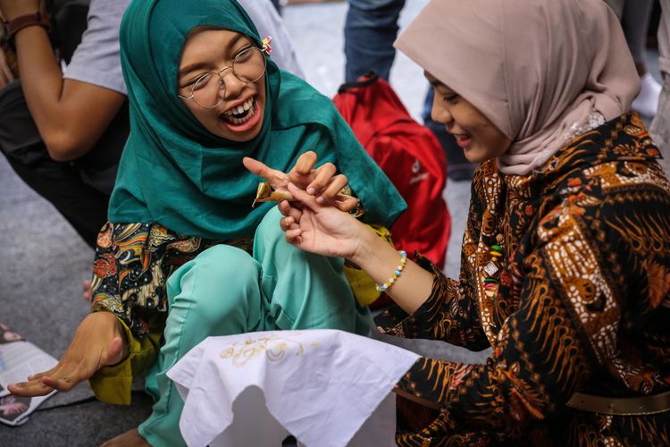 Sejumlah penyandang disabilitas belajar membatik di Rumah Batik Palbatu, Tebet, Jakarta Selatan, Senin (2/10/2017). Kegiatan belajar membatik bertujuan untuk menggali potensi kreatifitas para penyandang disabilitas sekaligus memperingati Hari Batik Nasional.