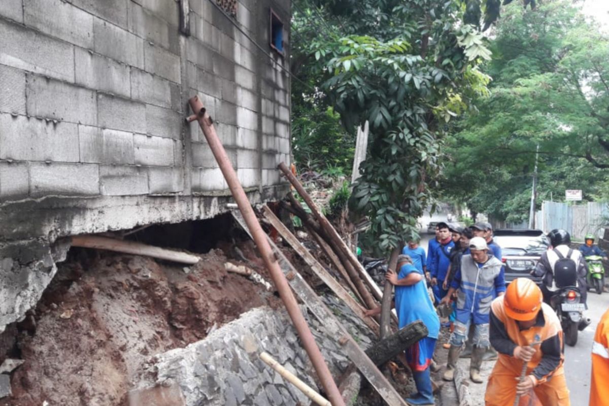 Tanah keropos karena diguyur hujan, sebuah rumah di Cipayung, Jakarta Timur hampir ambruk. Foto diambil pada Jumat (25/1/2019)
