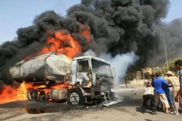 Foto ini diambil pada 21 Mei 2007 memperlihatkan sebuah truk pengangkut BBM yang meledak dan terbakar di kota Basra, Irak. Truk seperti itulah yang digunakan untuk meledakkan sebuah kantor polisi di kota Muqdadiyah, sebelah utara ibu kota Irak, Baghdad.
