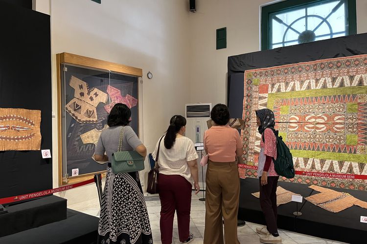 Koleksi pameran di Museum Tekstil Jakarta, Minggu (1/10/2023).