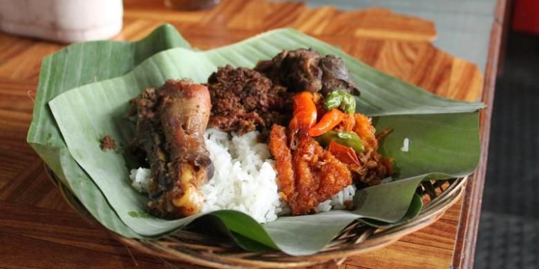 Gudeg Yu Djum bisa menjadi salah satu pilihan wisata dekat Stasiun Tugu Yogyakarta.