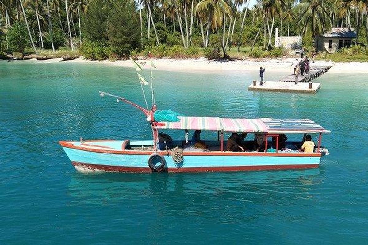 Kapal di pinggir Pulau Panjang. Pulau Panjang menjadi obyek sengketa antara Pemerintah Provinsi Aceh dan Sumatera Utara.