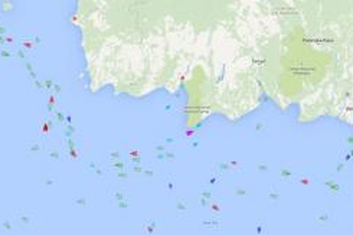 Pantauan perairan dan kapal yang ada di sekitar lokasi jatuhnya pesawat AirAsia QZ8501, di Selat Karimata, sekitar 100 mil dari Pangkalan Bun, Kalimantan Tengah, Jumat (2/1/2015).