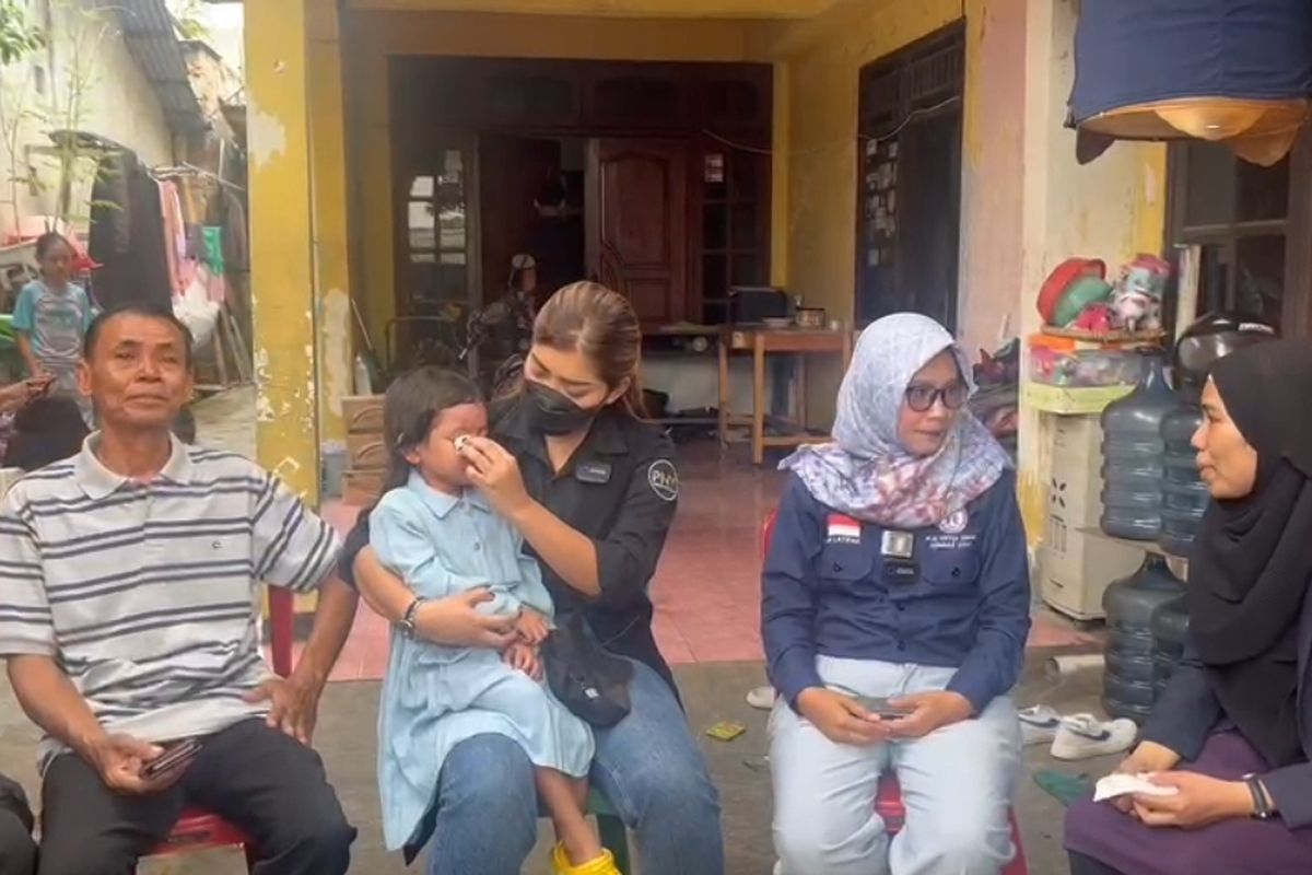 Pejabat Sementara Ketua Umum Komisi Nasional Perlindungan Anak (Komnas PA) Lia Latifah bersama YouTuber Pratiwi Noviyanthi tengah berbincang dengan NY (38), ibu tiri yang menganiaya NT di kediaman ketua RT yang beralamat di Kompleks Lapas Kelas 1 Tangerang, RT 005 RW 04, Kelurahan Babakan, Kecamatan Tangerang, Kota Tangerang, Senin (20/11/2023). Dalam memon tersebut, NT menangis ketika ditanyakan Lia mengenai apakah berkenan tinggal kembali bersama ibu tirinya.