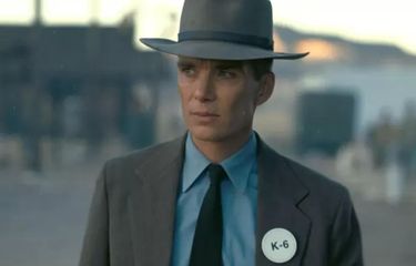 Cillian Murphy berperan sebagai Oppenheimer.