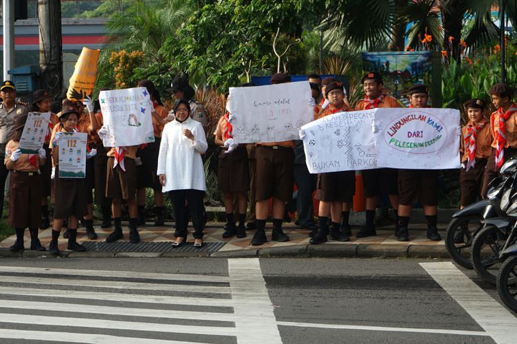 Risma memimpin kampanye simpatik di Jalan Darmo, Surabaya.