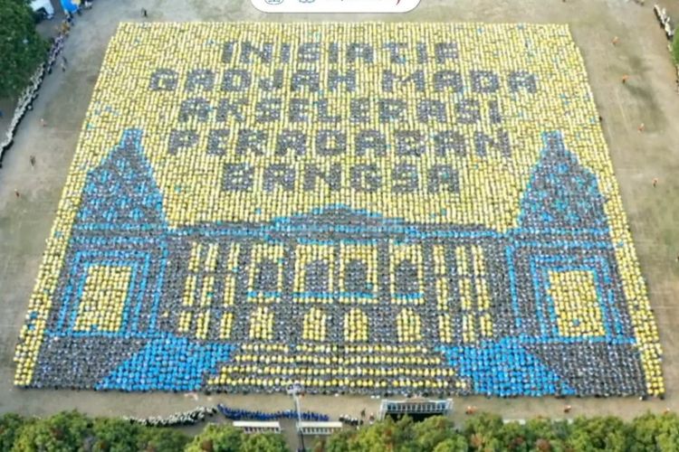Rangkaian formasi gambar dan bertuliskan tema PPSMB Inisiatif Gadjah Mada, Akselerasi Peradaban Bangsa yang dilakukan ribuan mahasiswa baru pada penutupan PPSMB UGM 2023, Sabtu (5/8/2023).