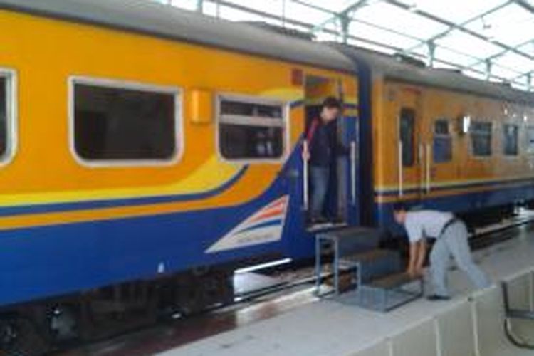 Suasana sesaat setelah kereta api datang di Stasiun Besar Kota Kediri, Jawa Timur, Rabu (1/5/2015).