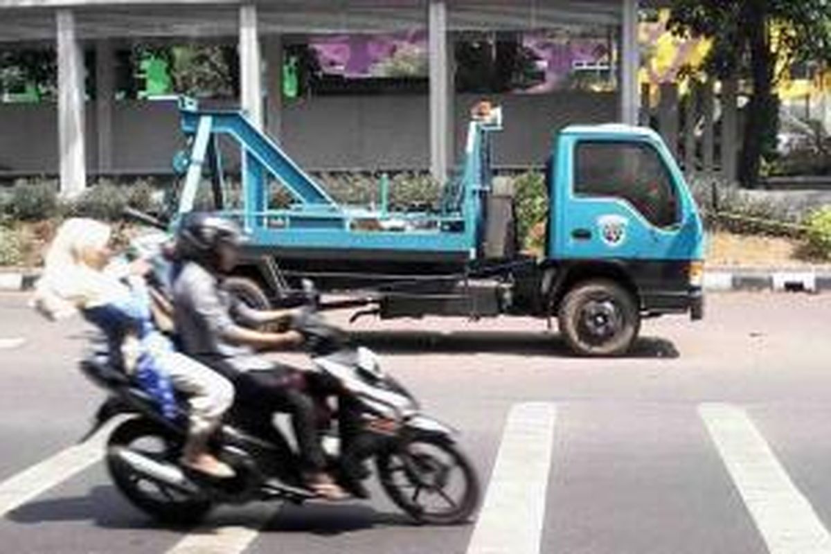 Sebuah mobil derek milik Dinas Perhubungan DKI Jakarta diparkir di sekitar apartemen Kalibata City, Jakarta Selatan, Selasa (2/9/2014).