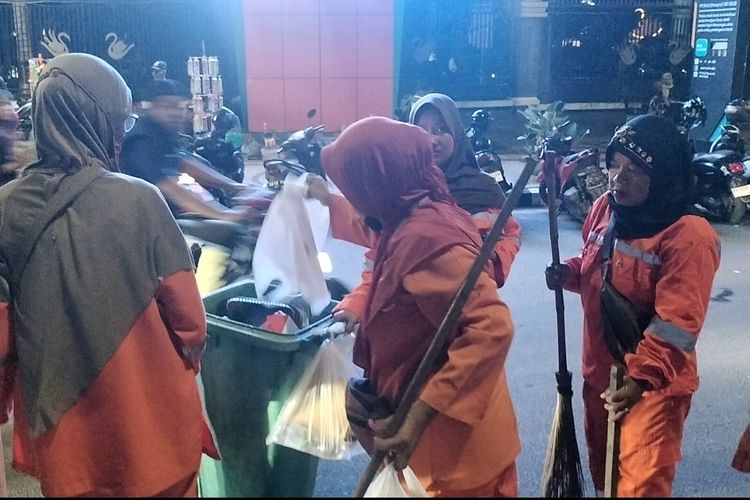 Kisah Petugas Kebersihan Kota Jambi di Malam Takbiran, Tetap Bekerja di Tengah Gemuruh Perayaan