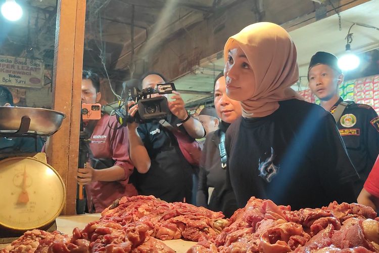 Istri capres nomor urut 3 Ganjar Pranowo, Siti Atikoh saat mengunjungi pasar induk Rau Kota Serang, Banten, Senin (11/12/2023).