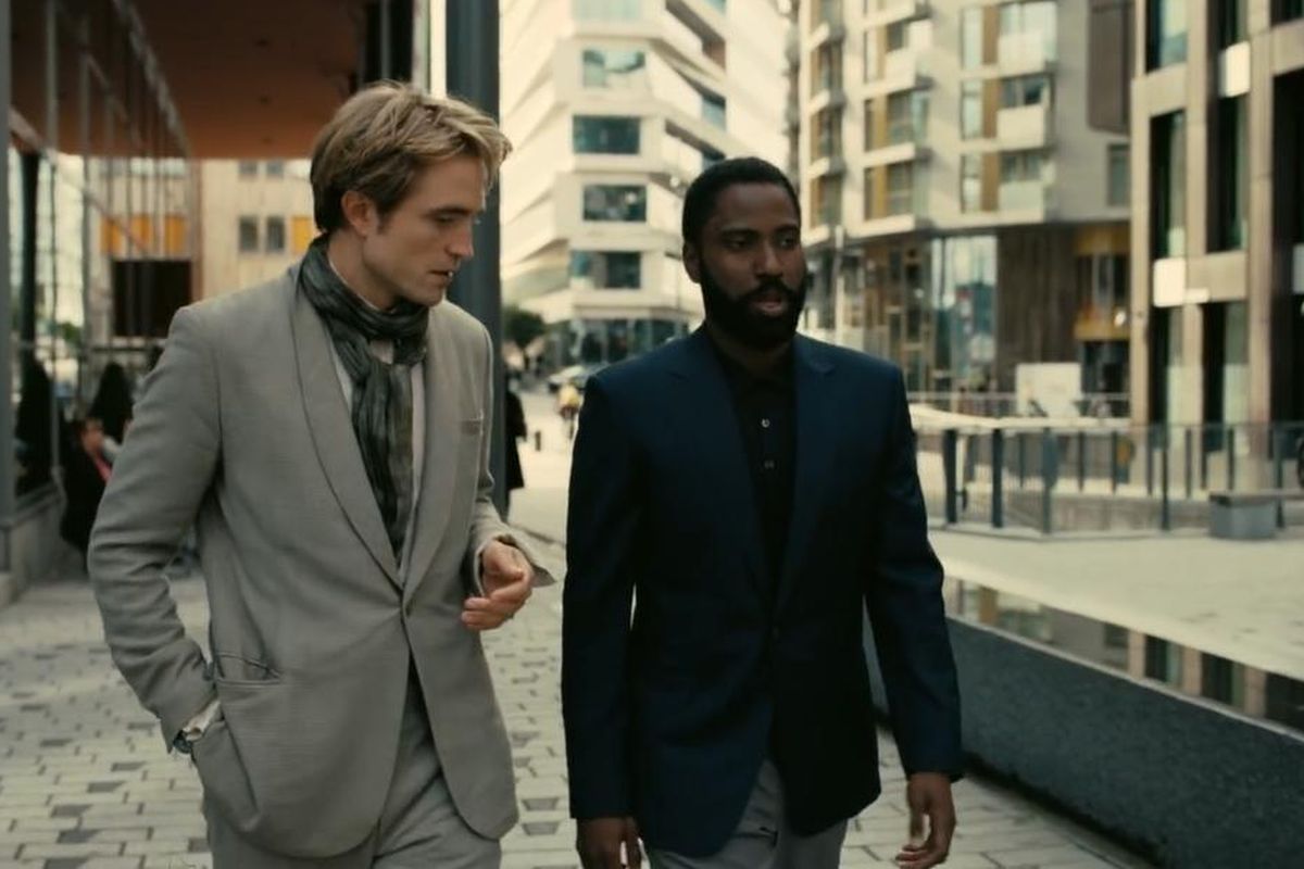 Aktor Robert Pattinson (kiri) dan John David Washington dalam film Tenet.