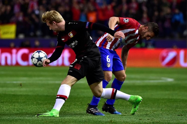 Gelandang Bayer Leverkusen, Julian Brandt (kiri), berebut bola dengan gelandang Atletico Madrid, Koke, pada pertandingan leg kedua babak 16 besar Liga Champions di Stadion Vicente Calderon, Rabu (15/3/2017).