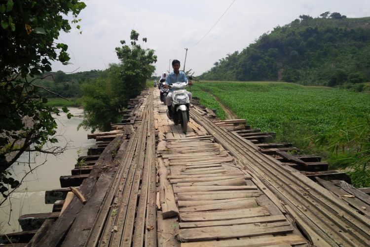 Satu-satunya akses warga Dusun Sapen, Desa Candirejo, Kecamatan Pringapus, Kabupaten Semarang untuk keluar dari dusunnya adalah dengan melintasi Jembatan Sunut yang menghubungkan desa tersebut dengan Desa Jragung, Kecamatan Karangawen, Kabupaten Demak. Kedua wilayah ini dipisahkan oleh Sungai Jragung. Gambar diambil, Kamis (6/4/2017).