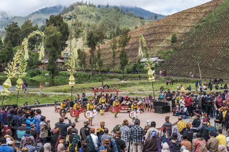 Pertunjukan jaran kepang di Desa Wisata Ranu Pani, Kabupaten Lumajang, Jawa Timur.