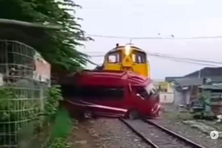 Tangkapan layar video viral mobil tertabrak kereta di Ambarawa, Semarang, Jawa Tengah, Minggu (22/5/2022). 