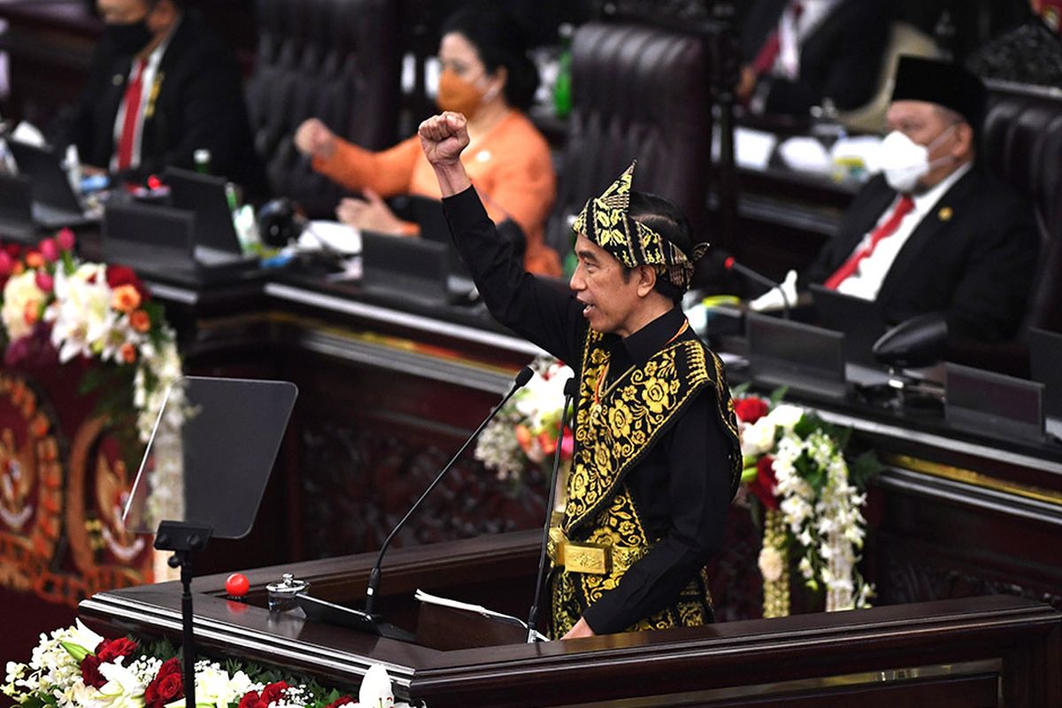 Presiden Joko Widodo memberikan pidato dalam rangka penyampaian laporan kinerja lembaga-lembaga negara dan pidato dalam rangka HUT ke-75 Kemerdekaan RI pada sidang tahunan MPR dan Sidang Bersama DPR-DPD di Komplek Parlemen, Senayan, Jakarta, Jumat (14/8/2020). Kepala Negara memilih menggunakan pakaian adat Sabu, Nusa Tenggara Timur, pada sidang tahunan yang digelar di tengah pandemi Covid-19 kali ini.