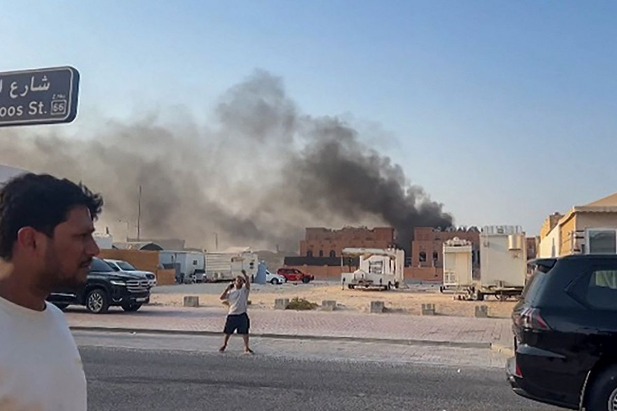 Info Israel serang Qatar. Tangkapan layar dari rekaman AFPTV ini menunjukkan asap mengepul setelah ledakan di ibu kota Qatar, Doha, pada 9 September 2025. Seorang pejabat militer Israel mengatakan kepada AFP bahwa militer Israel telah melancarkan serangan udara di Doha pada 9 September dalam operasi yang menyasar para pemimpin senior kelompok Palestina, Hamas.