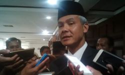 Hibur Pengungsi, Ganjar Ajak Nenek-Nenek Nyanyi Lagu Garuda Pancasila