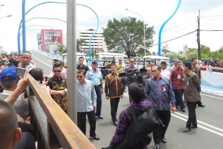 Wakil Presiden Jusuf Kalla meninjau Overpass Antapani di Kota Bandung, Jawa Barat, Selasa (24/1/2017). Proyek seharga Rp 30 miliar itu dinamakan Wapres 