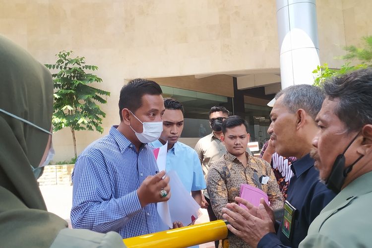 Kuasa Hukum PT Mas Indonesia, Satria Yudhistira adu mulut dengan Panitera Pengadilan Agama Semarang Dardiri di depan Hotel Golden City Semarang. Selasa (20/12/2022)