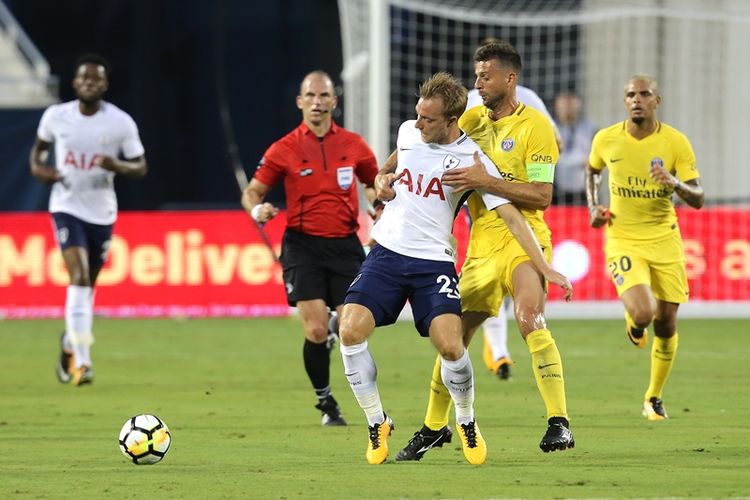 Gelandang Tottenham Hotspur, Christian Eriksen (nomor 23), dikawal pemain Paris Saint-Germain, Thiago Motta, dalam pertandingan International Champions Cup 2017 di Camping World Stadium, 22 Juli 2017.
