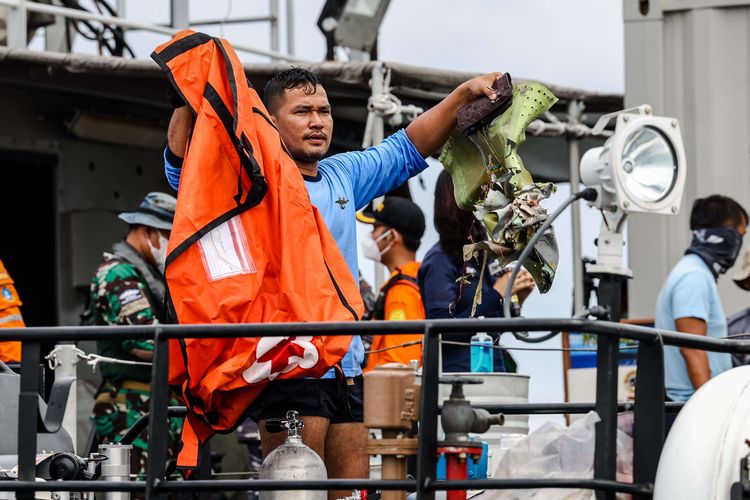 Prajurit TNI AL memindahkan kantong berisi temuan puing ke KRI Rigel-933 saat pencarian korban dan puing pesawat Sriwijaya Air nomor penerbangan SJ 182 di perairan Kepulauan Seribu, Jakarta, Selasa (12/1/2021). Pada hari keempat pencarian tim SAR menambah satu kapal untuk memperkuat operasi pencarian korban, puing, dan kotak hitam pesawat Sriwijaya Air SJ182 menjadi 54 kapal.