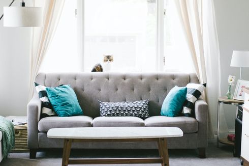 5 Cara Terbaik Menata Sofa Abu-abu agar Lebih 'Hidup'