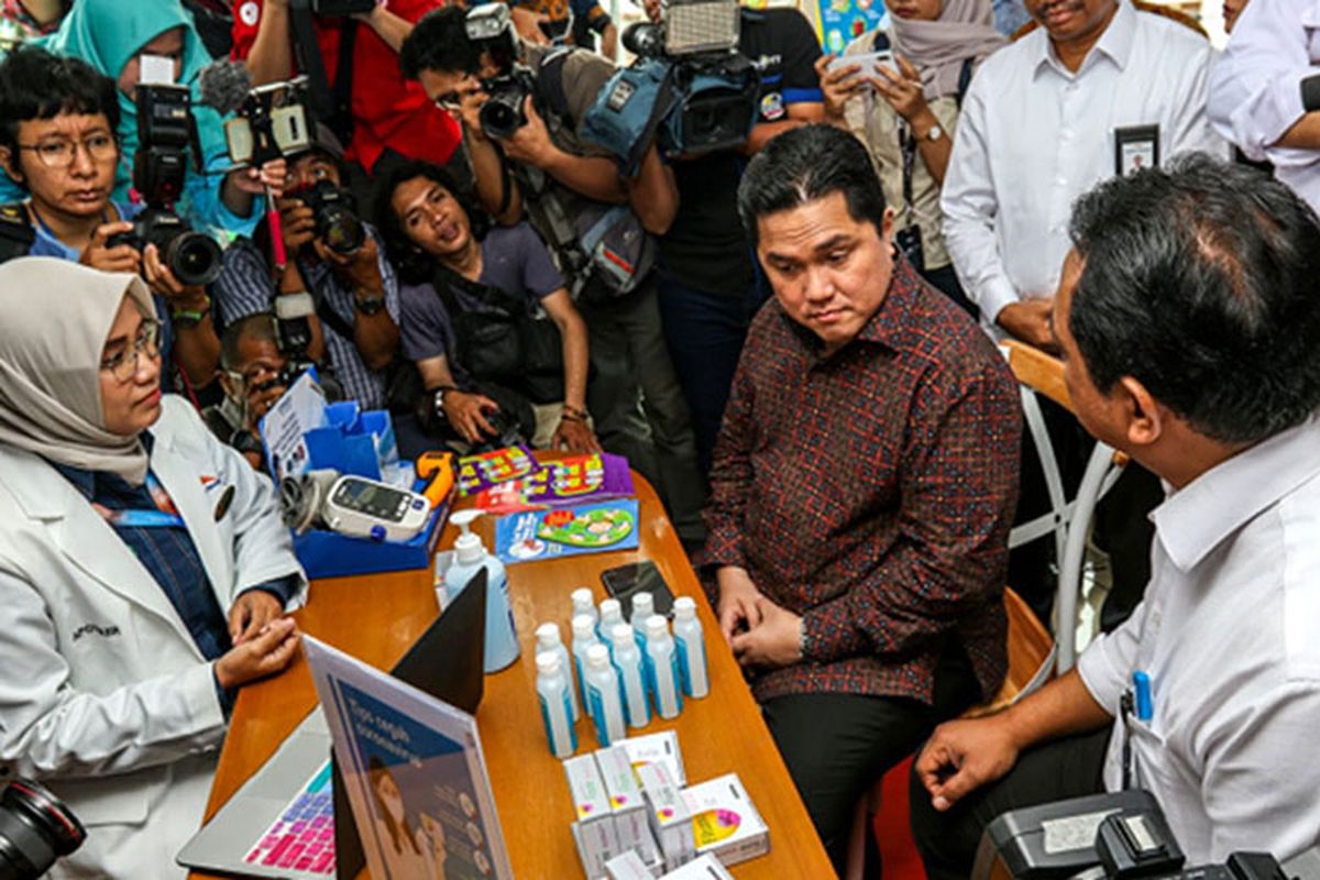 Menteri BUMN Erick Tohir bersama Direktur Utama Kimia Farma mengunjungi salah satu apotek Kimia Farma untuk penanganan virus Corona.