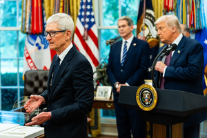 Bos Apple Beri Hadiah Spesial untuk Trump, Plakat Kaca Beralas Emas